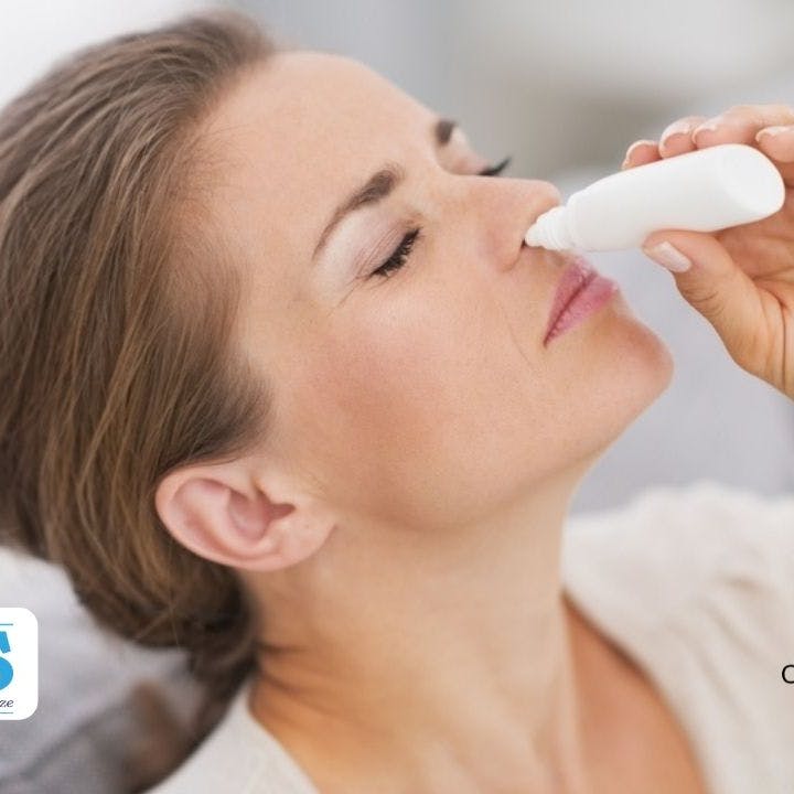 Una donna usa uno spray nasale a base di Esketamina per combattere una Depressione resistente alla cure.