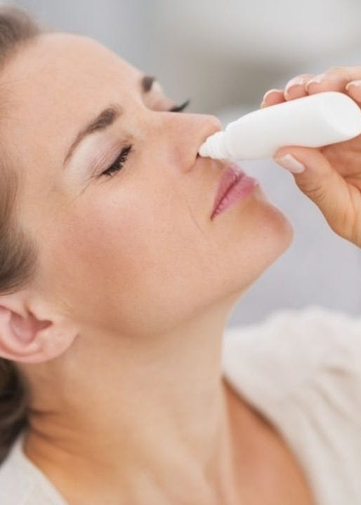 Una donna usa uno spray nasale a base di Esketamina per combattere una Depressione resistente alle cure.