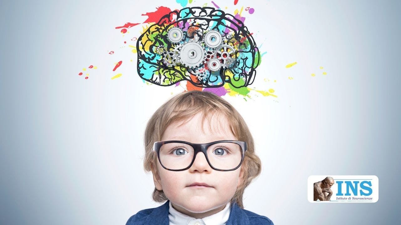 Un bambino con gli occhiali con un cervello disegnato sopra la testa con degli ingranaggi