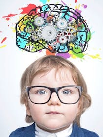 Un bambino con gli occhiali con un cervello disegnato sopra la testa con degli ingranaggi