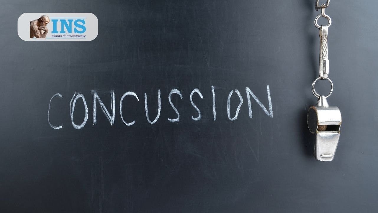 Copertina che mostra una lavagna con su scritto "Concussion" con accanto un fischietto da arbitro