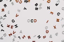 Scritta "OCD" che compare al centro di molte altre lettere sparse.