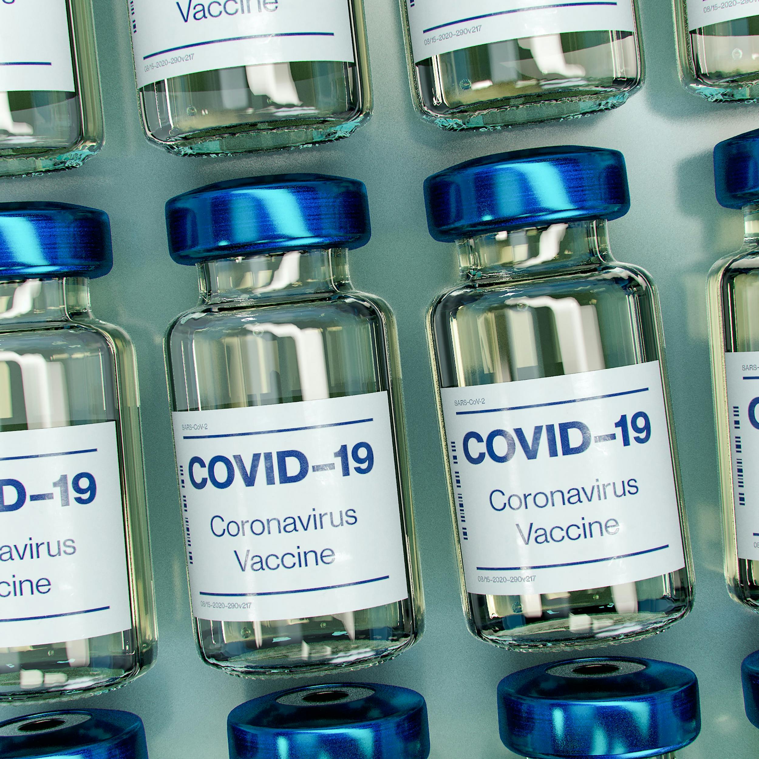 Fotografia di una serie di fiale di vaccino anti-covid.