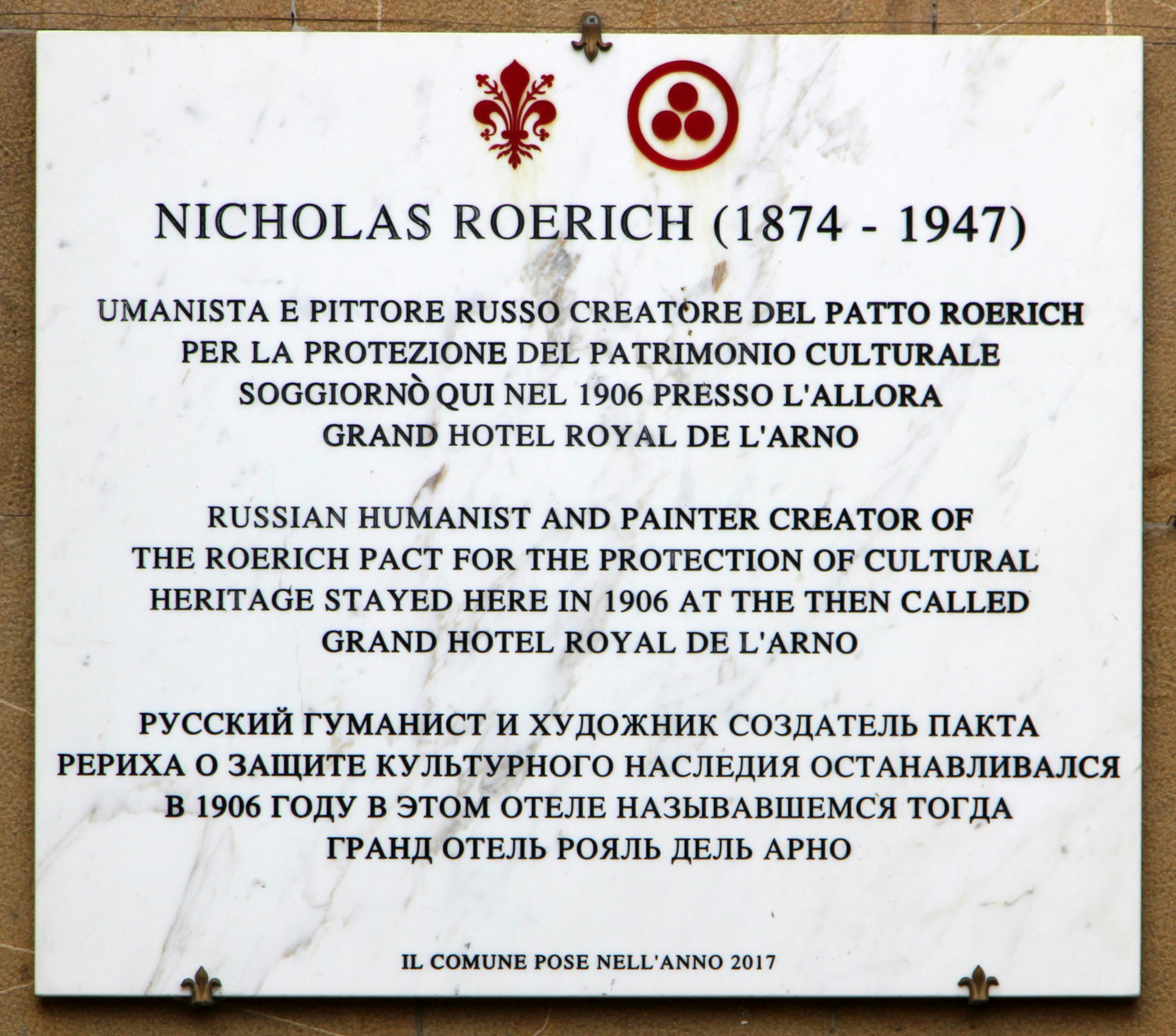 Targa in marmo dedicata a Nicolas Roerich e appesa sul Lungarno degli Acciaiuoli a Firenze. Sulla targa si legge: Nicholas Roerich (1874 - 1947), umanista e pittore russo creatore del patto Roerich per la protezione del patrimonio culturale soggiornò qui nel 1906 presso l'allora Grand Hotel Royal de l'Arno.