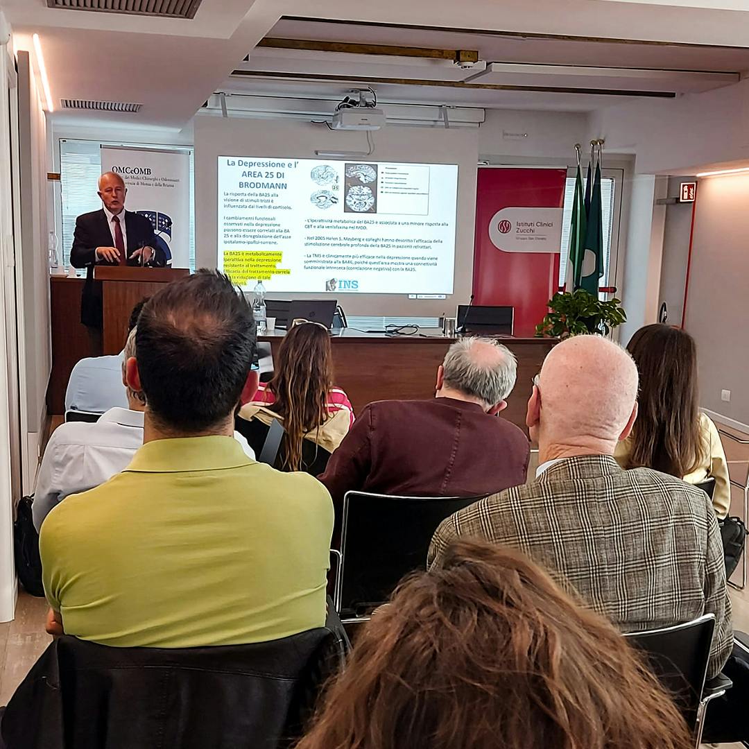 Il Prof. Pallanti durante il suo intervento al convegno "Dipendenze Comportamentali come Disturbi della Connettività Cerebrale e Stimolazione Magnetica Transcranica" tenutosi a Monza il 5 maggio 2023.