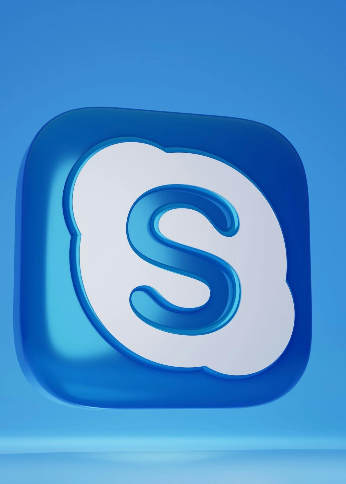 Logo 3D di Skype blu e bianco su sfondo azzurro.