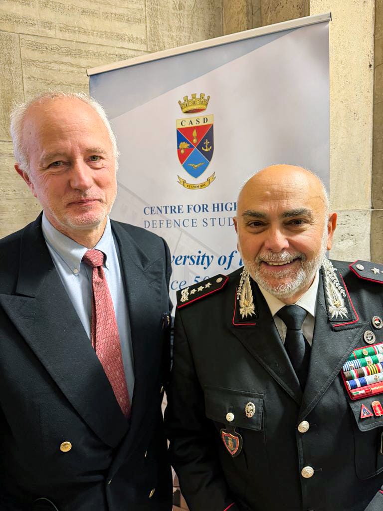 Fotografia del Prof. Stefano Pallanti insieme al Generale di Divisione dei Carabinieri Medico Vito Ferrara