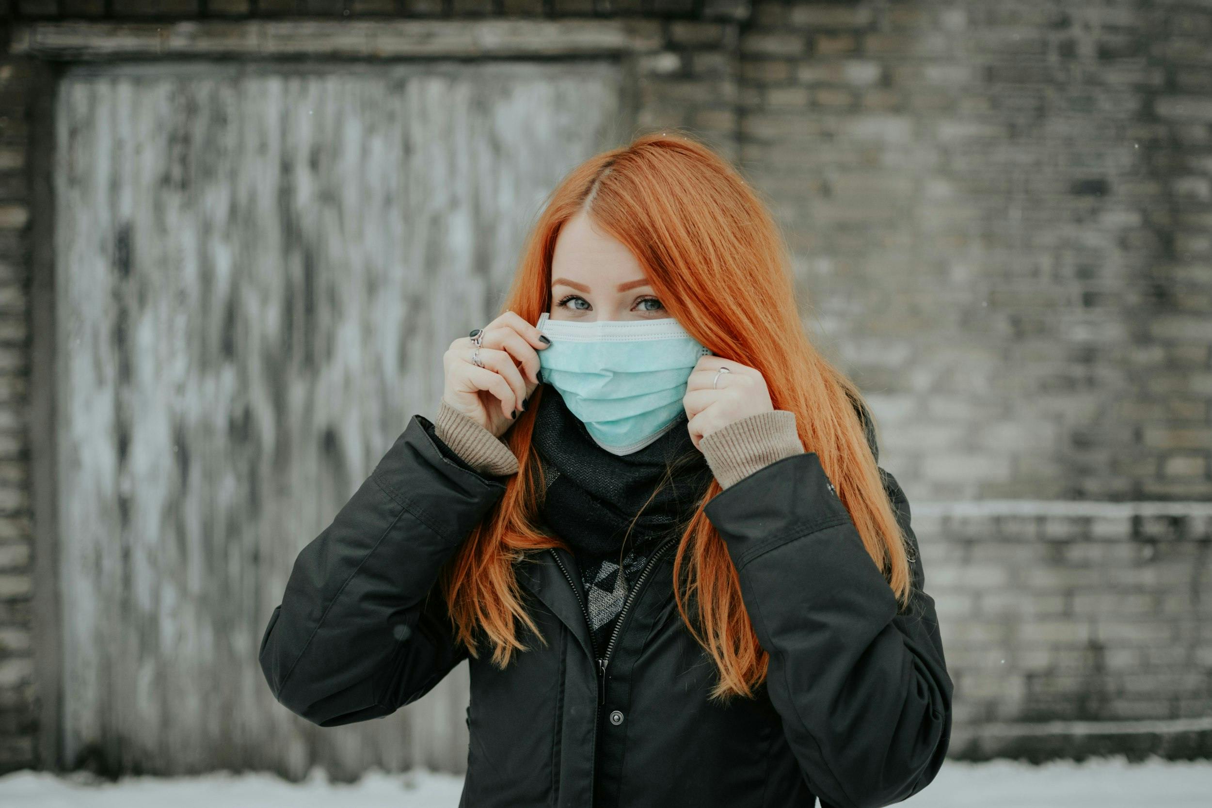 Ragazza con mascherina anti COVID