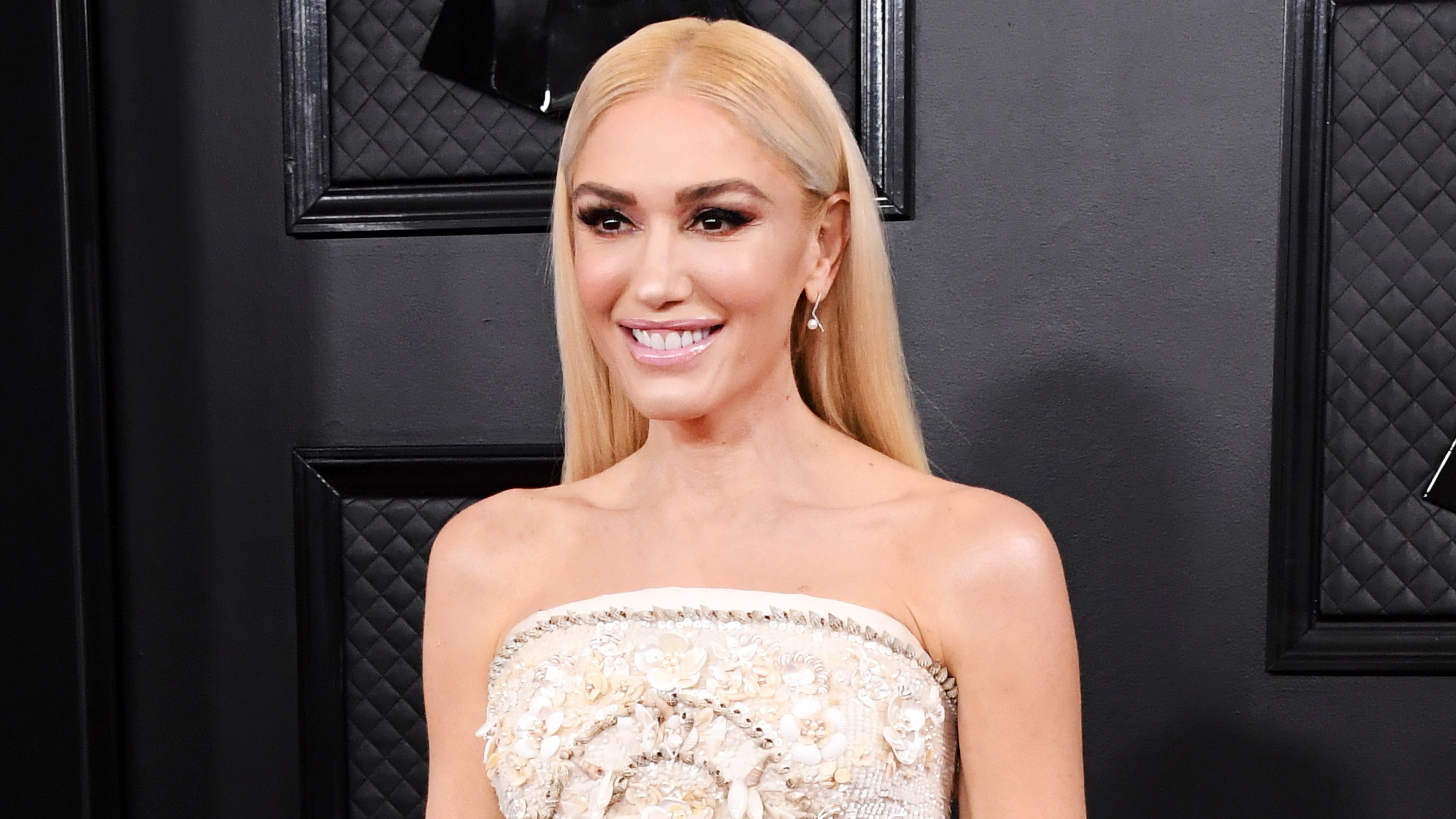 We Can T Look Away From Gwen Stefani S Positively Ageless Skin At