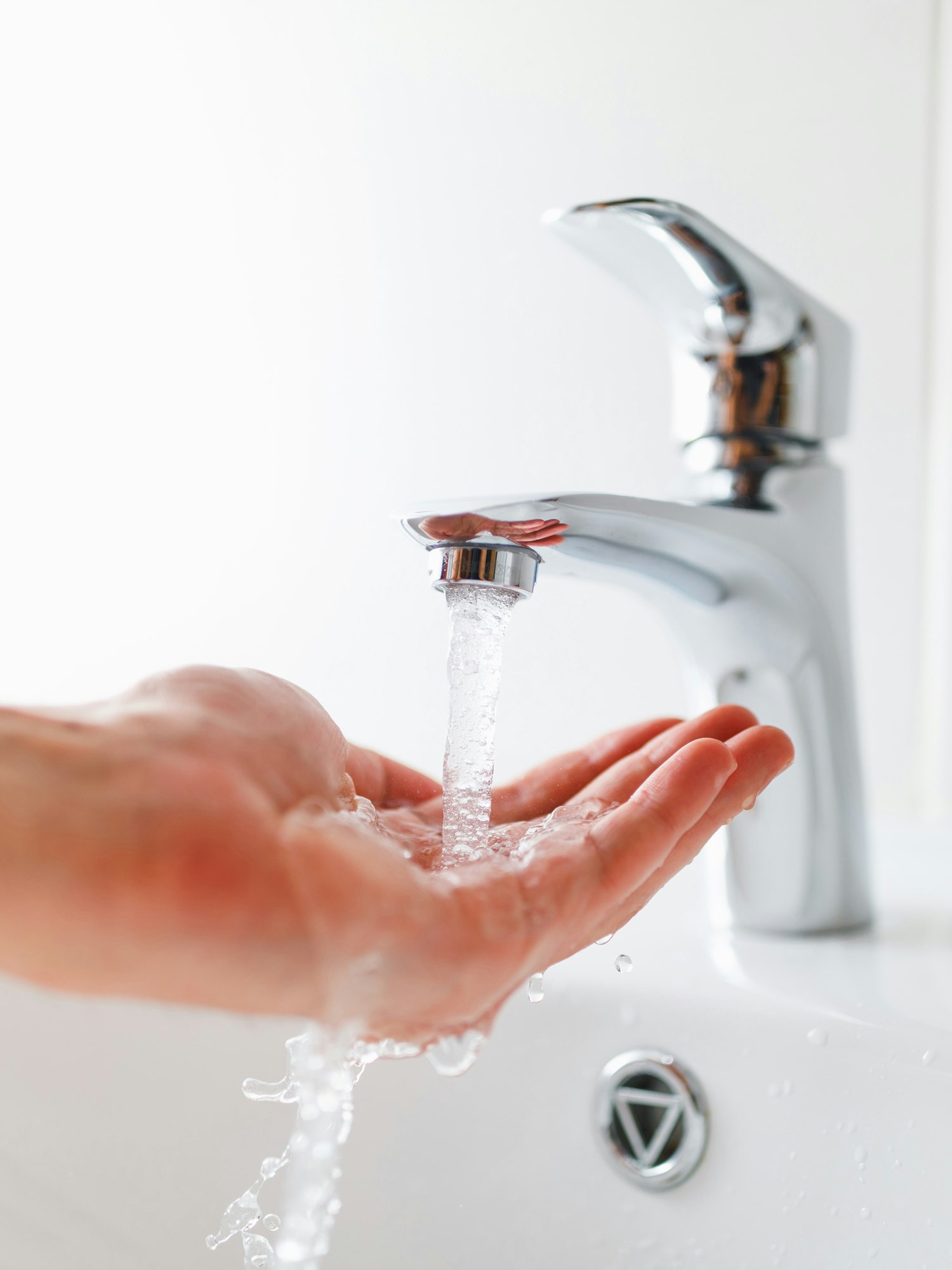 how to heal dry cracked hands use lukewarm Water