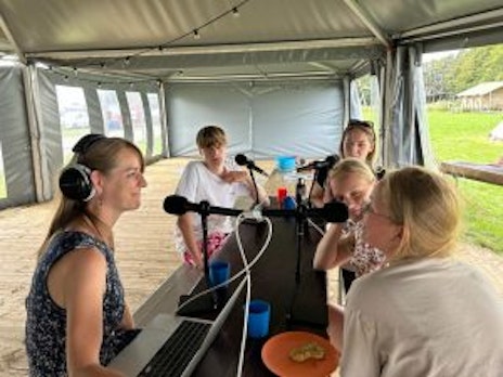Op deze afbeelding is te zien dat de podcast Hersenhelden wordt opgenomen