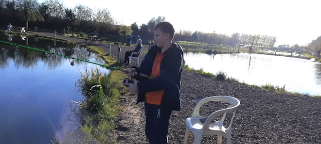 Kyan is aan het vissen met zijn vader