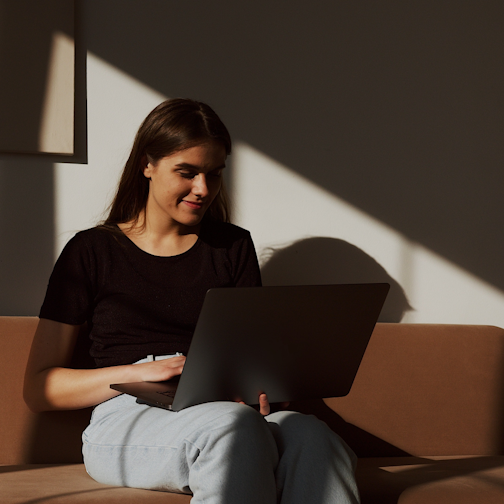 femme avec ordinateur