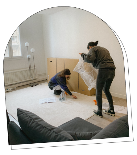 personnes en train de meubler un logement masteos