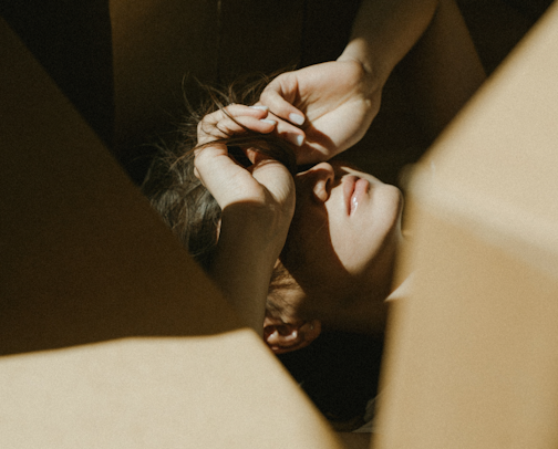 photo femme avec les mains sur les yeux