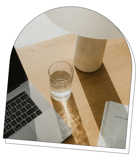 photo ordinateur avec verre d'eau