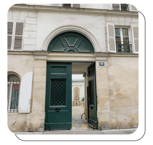 porte ouverte ancien bâtiment