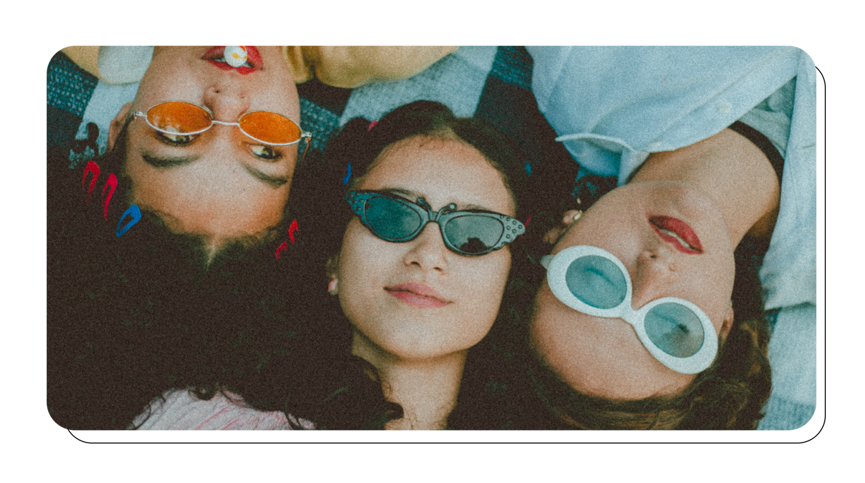 trois jeunes investisseurs avec des lunettes de soleil