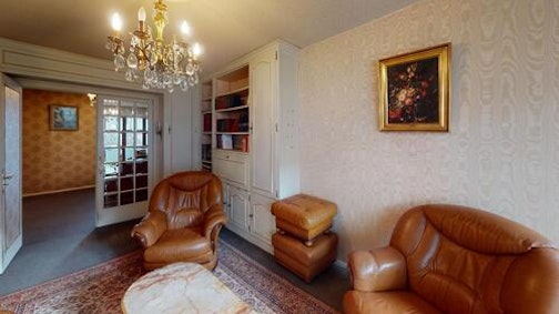 <p>94 000 € de travaux | 16 000 € d'ameublement</p><p>Mobilier d'un autre temps, placards en formica, papiers peints et moquette : l'appartement donnait l'impression de passer par une faille spatiotemporelle pour atterrir directement dans les années 1970. L'appartement, au-delà de la nécessité de le réaménager pour y ajouter une chambre et déplacer les équipements nécessaires à ce nouvel espace de vie, avait besoin d'une remise au goût du jour : parquet, peintures, électricité, on reprend tout pour moderniser le lieu.</p><p>La cuisine est déplacée dans le salon, et une nouvelle chambre prend sa place.&nbsp;Le côté salle de bain est totalement métamorphosé : deux toilettes et deux salles de bain modernes sont installées, pour une vie en colocation harmonieuse.&nbsp;Dans le salon qui accueille désormais la cuisine, on aménage en outre un bar qui sert de table à manger.&nbsp;Enfin, un petit coin extérieur est installé sur le balcon, pour profiter des nombreux jours ensoleillés de la région.</p>