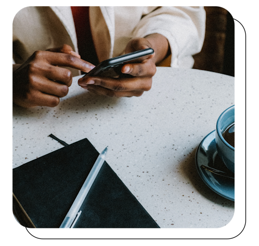 homme avec telephone dans la main voulant reduire ses impots