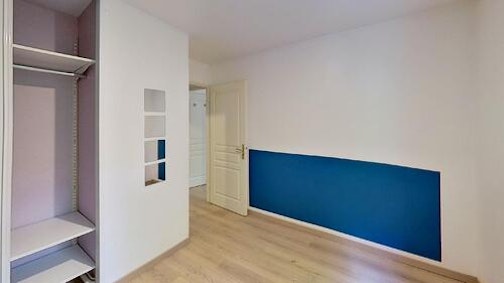 <p>3 500 € de travaux | 8 000 € d'ameublement</p><p id="">Puisqu'il a été acheté en parfait état, l'appartement dans lequel Lamia a investi n'avait pas besoin de travaux.&nbsp;Nous prévoyons cependant (comme pour tous nos projets), une enveloppe de quelques milliers d'euros pour faire face à d'éventuels imprévus.</p><p id="">Nos efforts se concentrent sur l'aménagement et la décoration du logement : il s'agit ici essentiellement de meubler le salon (la cuisine était livrée) et la chambre à coucher, d'installer luminaires et rangements, et de créer un cocon pour son futur locataire.</p>