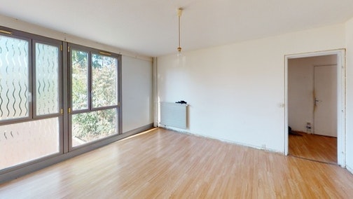 <p>69 726 € de travaux | 12 000 € d'ameublement</p><p>Nous avons entrepris une reconfiguration totale de l'appartement afin de pouvoir ajouter une chambre tout en déplaçant la cuisine dans le salon.&nbsp;En colocation, nous prêchons les cuisines ouvertes sur le salon autant pour le gain d'espace qu'elles permettent que pour la convivialité permise par cette disposition.</p><p>Par ailleurs, pour créer une colocation de 4 chambres qui soit pratique et commode par ses habitants, l'une des étapes les plus importantes et la création de deux salles d'eau différente.&nbsp;Moins de conflits pour l'utilisation de la douche, surtout quand les rythmes de vie sont proches. Enfin, un coup de jeune est donné à l'appartement, autant esthétiquement avec de nouvelles peintures et de nouveaux sols ; que techniquement, avec la remise aux normes de l'électricité.</p>