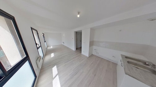 <p>12 650 € de travaux | 16 550 € d'ameublement</p><p>Côté travaux, l'agencement intelligent initial de l'appartement signifie qu'il n'y a ni réagencement à prévoir, ni cloisons à pousser.&nbsp;On concentre donc nos efforts sur la création d'une cuisine et la réfection de la salle de bain.</p><p>Entièrement ouvert, le coin cuisine se voit adjoidre des meubles de cuisine hauts et bas, ainsi qu'un plan de travail en bois de hêtre couleur miel, qui permet de générer des tons chaleureux et accueillants dans le salon.&nbsp;Côté salle de bain, l'essentiel de nos efforts se concentrent sur le remplacement de la baignoire par une douche et un nouveau carrelage.</p><p>L'ensemble est rehaussé par la déco Masteos : élégante, cosy, mais juste assez neutre pour permettre aux locataires de prendre possession des lieux et d'en faire un véritable foyer à leur image.</p>