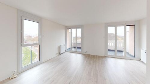 <p>52 500 € de travaux | 13 200 € d'ameublement</p><p>Grâce à un réagencement complet, le logement passe d'une à trois chambres, sans pour autant perdre en volumes ou en luminosité.&nbsp;L'astuce : quelques cloisons qui changent de place, une cuisine qui passe dans l'entrée, ce qui permet de récupérer cet espace pour créer la deuxième chambre.&nbsp;La troisième est créée dans le salon, qui reste pour autant spacieux et dispose d'un coin table basse et d'une table à manger.</p><p>La salle de bain est entièrement reprise et modernisée, avec notamment l'arrivée d'une douche qui remplace la baignoire, et d'un carrelage crème plus chaleureux que les carreaux blancs qu'il remplace.</p>