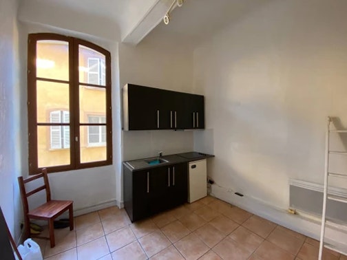 <p>17 312 € de travaux | 4 440 € d'ameublement</p><p>Le studio a connu une refonte complète : une partie de la cloison a été démolie pour permettre d'agrandir la mezzanine et d'augmenter l'espace, tandis que le carrelage laisse la place à un parquet plus agréable au toucher et plus chalereux.&nbsp;La salle de bain a été entièrement remplacée et la baignoire remplacée par une belle douche.&nbsp;Enfin, moins visible mais tout aussi important, l'électricité a été refaite dans son ensemble.</p>