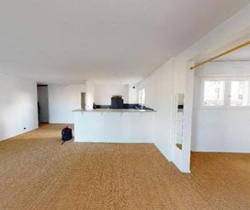 <p>78 500 € de travaux | 15 600 € d'ameublement</p><p id="">La rénovation se divise entre ce qui est visible et ce qui se cache sous le capot de l’appartement. Ce qu’on ne voit pas, mais qui est important, c’est évidemment le circuit électrique qui a souvent tendance à être dépassé. Côté visible, les espaces sont redistribués : la cuisine modernisée se déplace de l’autre côté de la cloison, dans le salon et laisse place à la nouvelle chambre. </p><p id="">Dans l’espace mystérieux, une cloison remplace le rideau, pour arriver à notre configuration préférée : 4 chambres, grand salon et cuisine ouverte, mélange parfait de convivialité et d’intimité pour chaque locataire. Enfin, qui dit quatre chambres dit deux salles de bain : on en créée donc une nouvelle en même temps qu’on rénove l’ancienne. Les sols et la peinture sont intégralement repris pour refléter la transformation que vient de subir l'appartement.</p><p id="">Dernière étape avant mise en location et recherche des locataires : équipement, ameublement et décoration pour créer un supplément d'âme dans les chambres et les espaces communs.</p>