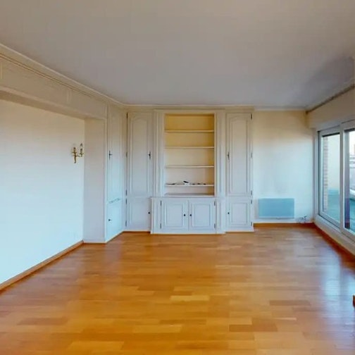 <p>30 000 € de travaux | 14 000 € d'ameublement</p><p id="">Pour faire de ce grand appartement une colocation agréable, de gros travaux de rénovation ont été nécessaires. Le double salon a été transformé pour accueillir une 4<sup>e</sup>&nbsp;chambre parallèlement, une 2<sup>e</sup>&nbsp;salle de bains a aussi vu le jour pour améliorer le confort des résidents. Pour le reste, c’est du classique&nbsp;: peintures, revêtements, cuisine flambant neuve et tout équipée… Et derrière, le travail de nos équipes déco pour sublimer le logement et en faire un lieu de vie où évolueront avec plaisir les futurs colocataires.</p>