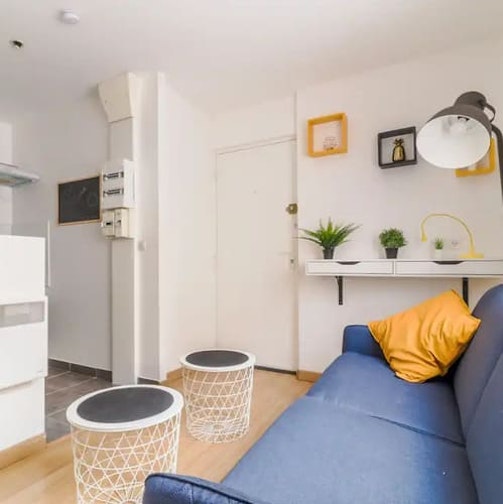 <p>20 000 € de travaux | 0 € d'ameublement</p><p>Pas besoin de gros travaux pour cet immeuble en très bon état, un avantage pour une mise en location rapide. On a simplement changé la porte d’entrée un peu vieillotte ainsi que les encadrements des fenêtres qui n’étaient plus aux normes. Et pour faciliter le quotidien des locataires, en plus des différents équipements, un lave-linge a été installé dans chaque appartement.</p>