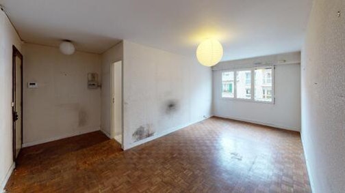 <p>49 634 € de travaux | 8 400 € d'ameublement</p><p>Première décision évidente : faire tomber la cloison qui sépare le salon de la cuisine, pour créer un seul espace, plus chaleureux et plus pratique. La cuisine elle-même présentait l’avantage d’être bien aménagée et n’a nécessité qu’un changement de crédence et de carrelage. Les équipements sont &nbsp;remplacés : nouvelles plaques, four, lave-vaisselle.</p><p>Dans le reste du logement, on remplace le lino (et la moquette d’une des chambres) par du parquet, on retire les papiers peints, on redonne un coup de peinture. Le résultat final rajeunit le logement de plusieurs décennies. Au moins.</p>