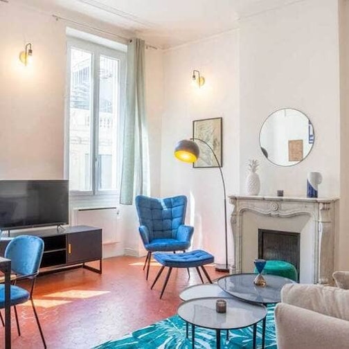 <p>T4 | 90 m²</p><p><strong>Le quartier</strong></p><p>Transports | Caractère | Commerces | Dynamique</p><p id="">Le choix de notre investisseur se porte sur un T4 en plein 6e arrondissement de <a href="https://www.masteos.fr/villes/marseille">Marseille</a>, l’un de nos préférés pour faire investir nos clients. Proche du Vieux port, du métro, c’est un appartement typiquement marseillais que l’on déniche. Tomettes, espaces, ensoleillement : tout est réuni pour créer une belle colocation. Pour une fois, le bien est dans un excellent état général et bien aménagé, ce qui évite d’engager des travaux d’importance.</p>