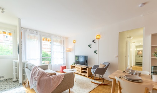 <p>T4 | 62 m²</p><p><strong>Le quartier</strong></p><p>Commerces | Espaces verts | Transports</p><p id="">Le logement que nos chasseurs trouvent, situé à une dizaine de minutes du métro et très bien relié à <a href="https://www.masteos.fr/villes/paris">Paris</a>, avait néanmoins besoin d'un coup de neuf. Avec trois chambres déjà présentes et un joli balcon, le bien est tout indiqué pour créer notre colocation sans avoir à casser des murs ou créer des nouvelles pièces. Cela nous permet de nous concentrer sur l'isolation et l'électricité, qui, comme souvent, n'étaient plus aux normes, pour créer un logement habitable et agréable.</p>