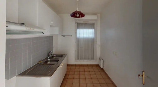 <p>20 747 € de travaux | 6 240 € d'ameublement</p><p>Exit la cuisine vieillotte et étriquée : on ouvre la pièce sur le salon pour en faire un bel espace de vie. Pareil pour la salle de bains qui n’était plus de première fraîcheur. À la place, une douche à l’italienne qui respire la modernité prend place. </p><p>Pour mettre un peu de peps dans l’appartement, le salon et la chambre ont droit à un mur de couleur, plus chaleureux et qui renforce l’impression de cocon. Quant à la décoration et l’ameublement effectué par nos équipes, la patte habituelle de l'équipe déco Masteos est à l'oeuvre. </p><p><br></p><p>‍</p>