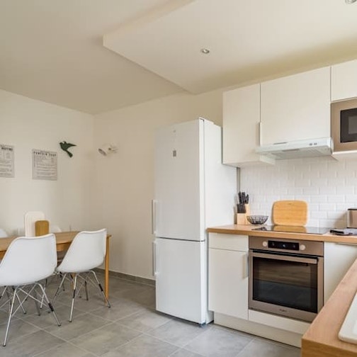 <p>T4 | 75 m²</p><p><strong>Le quartier</strong></p><p>Transports en commun | Commerces | Espaces verts | Ecoles</p><p id="">Bachir souhaitait investir dans une colocation en Île-de-France, sans chercher un <a href="https://www.masteos.fr/guide-investissement-locatif/bon-rendement-locatif">rendement</a> à deux chiffres ou un cashflow positif, mais avec une belle perspective de plus-value et d’évolution des prix. Autrement dit, on se rend en Seine-Saint-Denis, à Bobigny précisément, où l'on déniche un T3&nbsp;d'un autre âge, qui sera transformé en T4 pour accueillir un troisième colocataire.</p><p id="">La métamorphose de l'appartement est complète. On a créé un espace chaleureux et intimiste, grâce à un choix de couleur plus neutres et plus chaudes et une meilleure utilisation de l'espace disponible.</p>