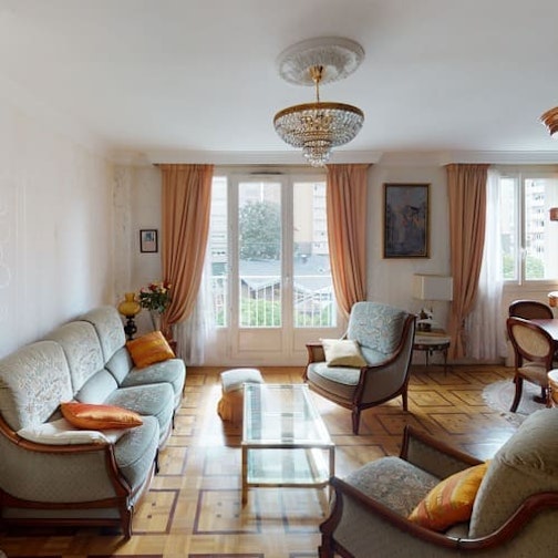 <p>51 907 € de travaux | 9 360€ d'ameublement</p><p>Rien n’explique vraiment les choix de décoration qui ont été effectués dans l’appartement que l’on trouve. Papiers peints, parquets à motifs, meubles en bois massifs, rideaux lourds et en dentelle, lustres imposants : la <em>vibe </em>est définitivement 80’s. </p><p>Outre la modernisation criante dont avait besoin le bien (en termes d’esthétique, mais également d’installations électriques), l’objectif est de créer une chambre. Elle prend place dans le deuxième salon, en tirant profit de la cloison déjà présente pour créer un espace séparé. </p><p>De l’autre côté, on fait tomber le mur qui sépare le salon de la cuisine pour concevoir une pièce à vivre chaleureuse. On en profite pour refaire la cuisine à neuf : nouvelles crédences, nouveaux électroménagers. Même traitement pour les WC et la salle de bains. Évidemment, les sols et les papiers peints disparaissent au profit de nouvelles couleurs plus neutres et agréables à l’œil.</p><p><br></p>
