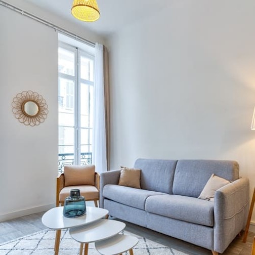 <p>T5 | 98 m²</p><p><strong>Le quartier</strong></p><p>Culture | Étudiant | Transports</p><p id="">En termes d’emplacement, on fait difficilement mieux : notre chasseur a déniché un bien central sur <a href="https://www.masteos.fr/villes/marseille">Marseille</a>, entre le cours Belsunce et la Canebière, à quelques minutes à pied du Vieux-Port. Si les parties communes ont été rénovées avant sa mise en vente, l’appartement conserve le charme de l’ancien : parquet, grandes fenêtres, hauteur sous plafond et beaux volumes. Récemment rénové ne veut pas dire entièrement rénové. Comme souvent sur ce type de biens, l’équipe travaux Masteos est amenée à intervenir pour mettre l’ensemble au niveau attendu. Peu de travaux majeurs à prévoir et la possibilité d’une mise sur le marché rapide.</p>