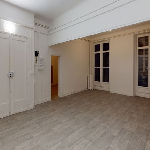 <p>16 795 € de travaux | 10 920 € d'ameublement</p><p id="">Pour créer une colocation fonctionnelle, le plus important est d’avoir un nombre suffisant de salles de bain pour assurer le confort des habitants. Rien ne sert d’avoir quatre chambres pour une douche et un WC, au risque que l’appartement vive au rythme des “c’est occupé !” C’est chose faite avec l’exploitation d’un espace perdu qui servait auparavant de remise et qui accueille aujourd’hui une salle de bains pour deux chambres. Une fois le chantier terminé, c’est l’équipe déco qui prend le relai pour donner un peu de vie et de chaleur à l’appartement avec leur arme secrète : la nouvelle déco Masteos. Et parce qu’on est sympa, on a même laissé du matériel aux locataires : une échelle et une perceuse oubliées après le chantier. Ni vu ni connu, on est quand même venus les récupérer.</p>