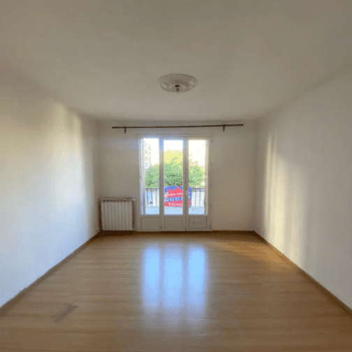 <p>29 600 € | 7 800 € d'ameublement</p><p id="">Pour nos architectes et nos artisans, ce genre de projet est sans doute le plus intéressant : coup de neuf total. Le parquet et la peinture fraîche sont les plus visibles, mais c’est la remise aux normes électriques qui permet au bien de retrouver sa jeunesse intérieure. La salle de bain est refaite à neuf pour sortir de l’esthétique “location de vacances pas cher <a href="https://www.masteos.fr/villes/marseille">Marseille</a>” et redonner une impression de propre. Quant à la cuisine, nouvelles plaques, nouvelle crédence et nouveaux rangements. Surtout, on déplace le robinet, qui avait été placé à côté de la gazinière par une personne n’ayant sans doute jamais cuisiné, pour dégager un véritable espace de travail.</p>