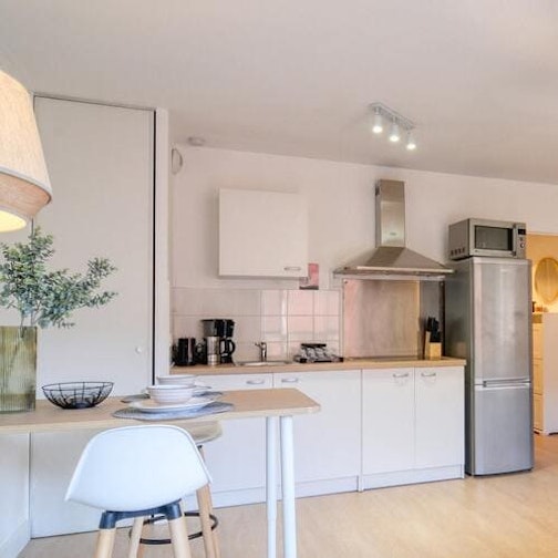 <p>Studio | 17 m²</p><p><strong>Le quartier</strong></p><p>Transport | Etudiants | Commerces | Espace vert | Caractère | Culture</p><p id=""><a href="https://www.masteos.fr/villes/villeurbanne">Villeurbanne</a>, c’est la ville qui monte en ce moment. La tension locative est à son maximum avec des prix qui ne cessent de progresser. L’appartement choisi par notre investisseuse est installé dans un quartier pratique, à 10 minutes du campus et des facultés de médecine, un lieu de vie idéal pour un étudiant.</p><p id="">Pour le premier investissement de Stéphanie, on a mis les petits plats dans les grands. Le <a href="https://www.masteos.fr/guide-investissement-locatif/investissement-locatif-studio-etudiant">studio</a> a été rénové dans son ensemble avec notamment la création d’une belle cuisine et la modernisation de la salle de bains. Derrière, nos équipes d’ameublement ont travaillé dur pour ajuster et optimiser au mieux l’espace avec les nouveaux équipements. Un résultat à la hauteur des attentes de Stéphanie qui était véritablement conquise. </p>