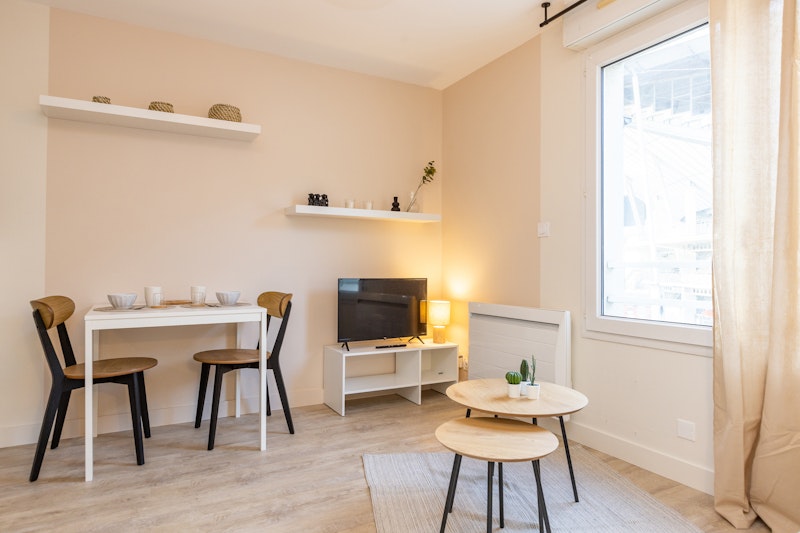 vue sur les tables et table basse de l'appartement rénové de Victor