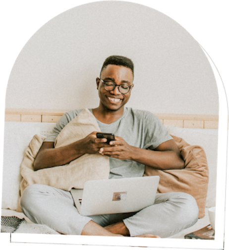 homme sur son telephone pour investir