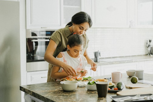 une femme et sa fille dans leur cuisine Masteos