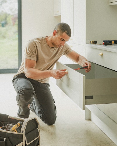 Un installateur de cuisine