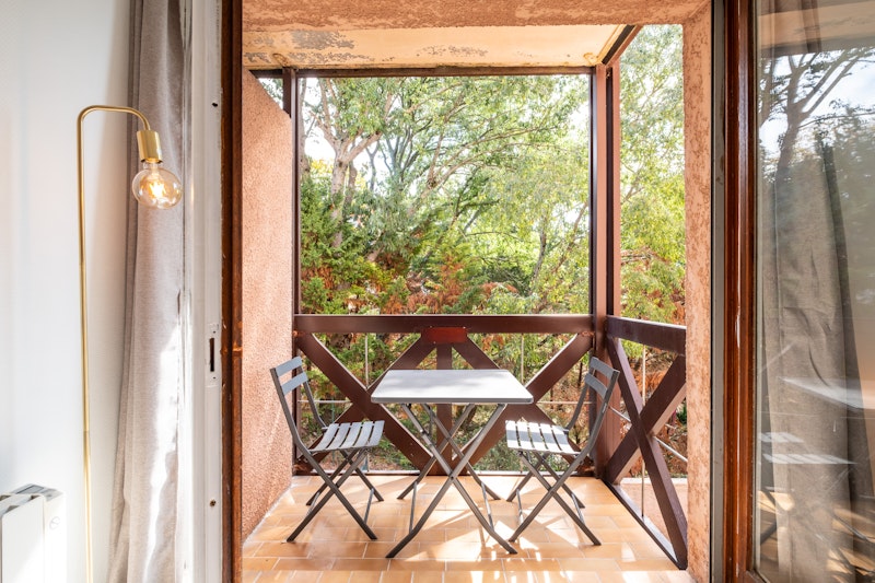 balcon avec vue sur verdure et arbres