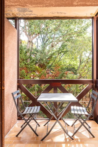 balcon avec vue sur verdure et arbres