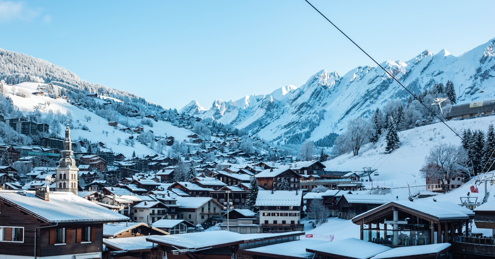 panorama sur la ville de chamonix en hiver