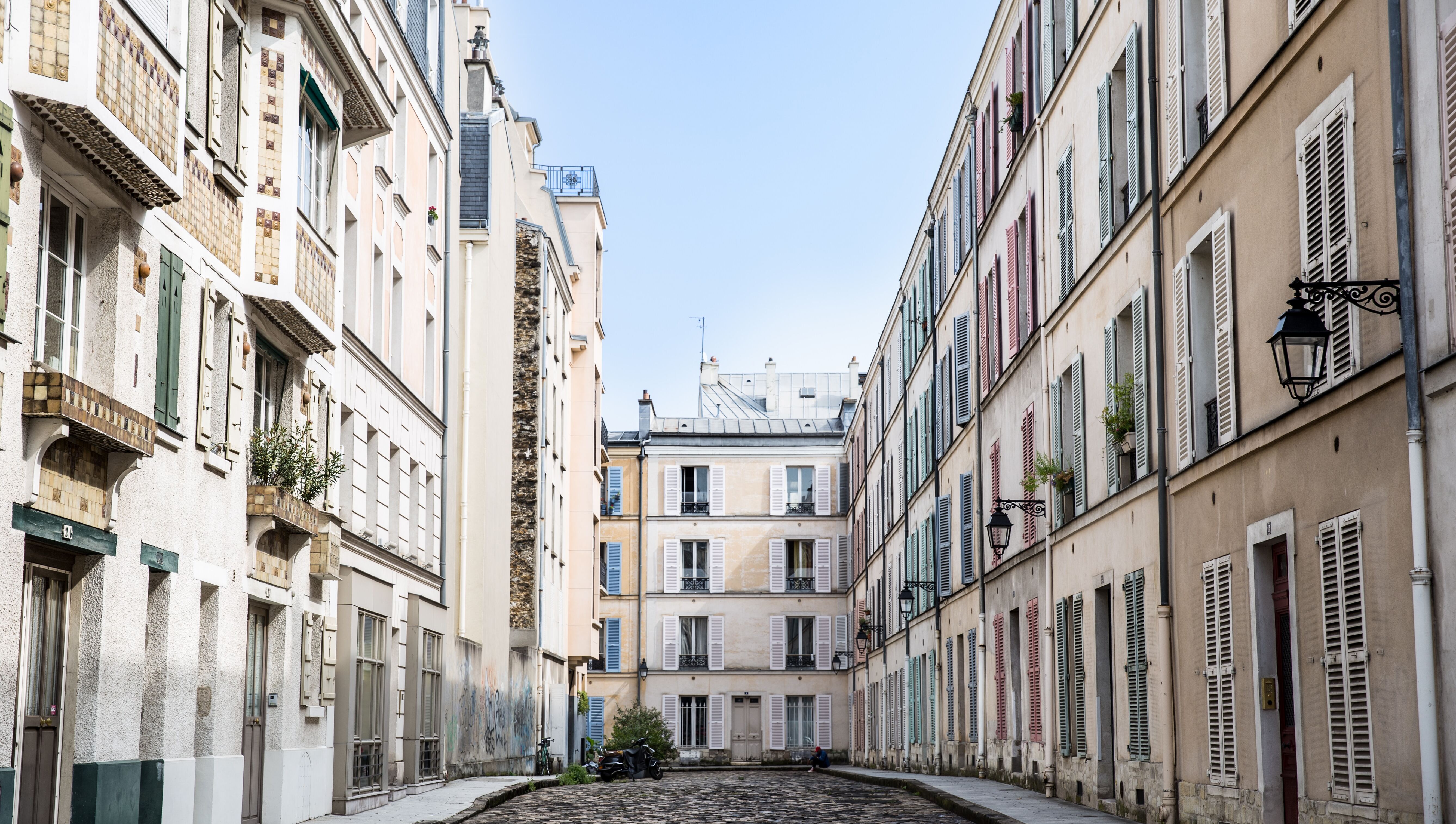 ruelle avec immeuble ancien a paris